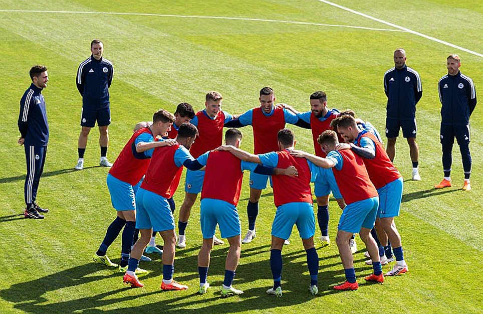Đêm Nagoya và những lá thư gửi khán đài trống: Khi bóng đá Việt học cách lắng nghe Đêm Nagoya và những lá thư gửi khán đài trống: Khi bóng đá Việt học cách lắng nghe