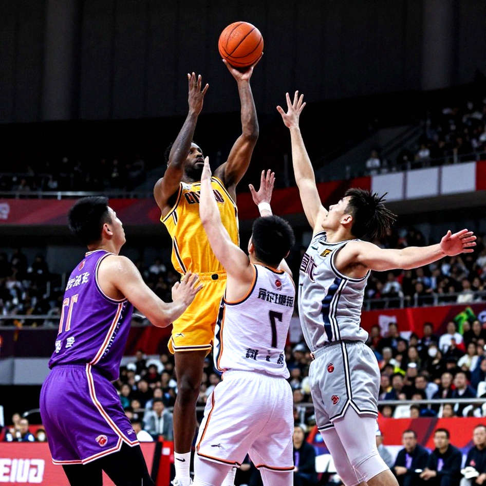 Baskonia và khoảng trống Alex Len: Khi huấn luyện viên chỉ tay về phía câu lạc bộ Baskonia và khoảng trống Alex Len: Khi huấn luyện viên chỉ tay về phía câu lạc bộ